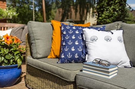 Clean Your Outdoor Patio Cushions Pillows, How Do You Clean Outdoor Cushions With Vinegar
