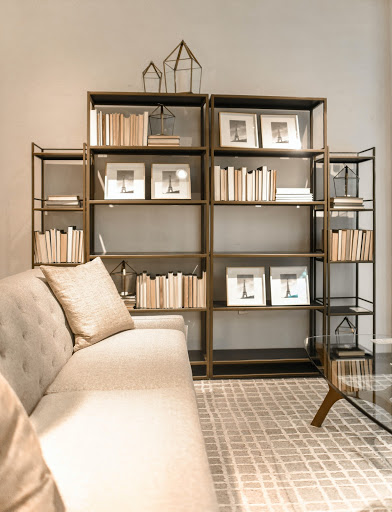 How to Decorate Bookshelves