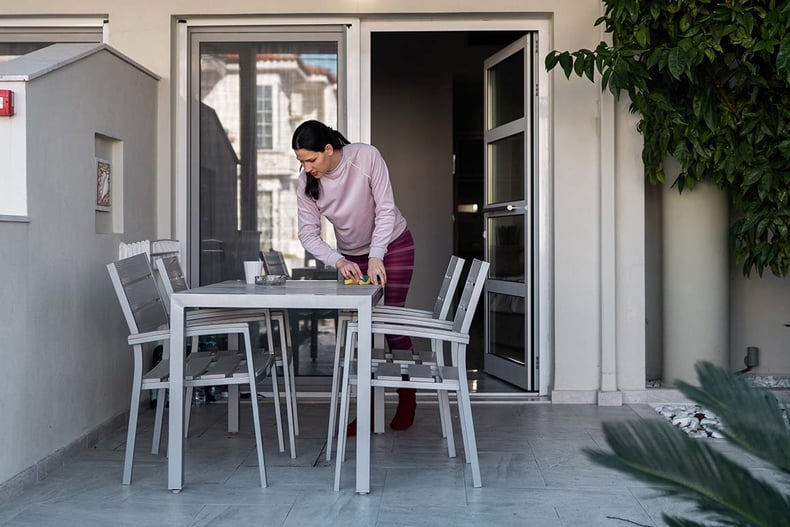 Using Sponge On Outdoor Patio Table