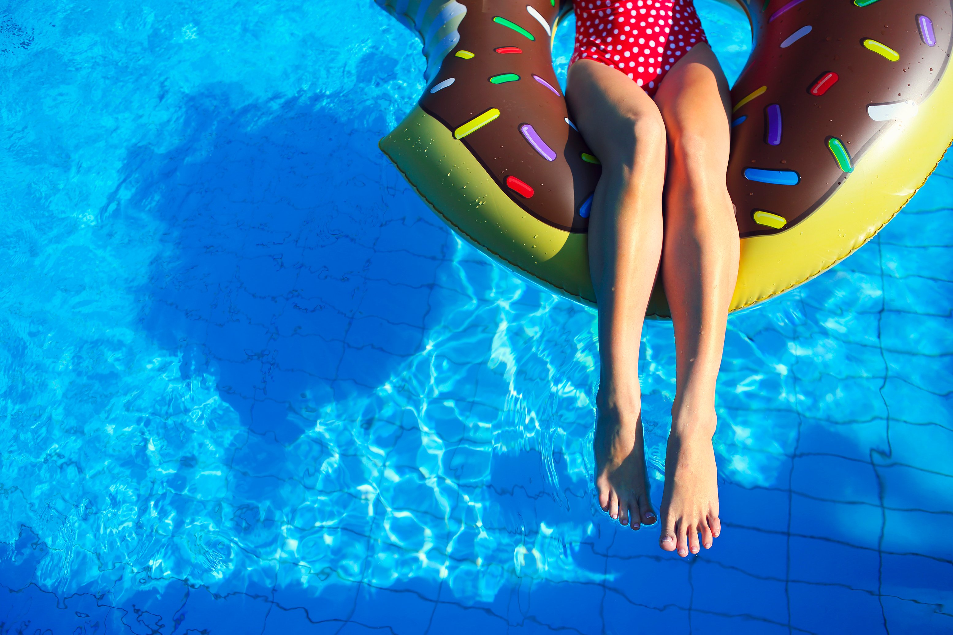 automatic pool cleaners - kid floating in a pool